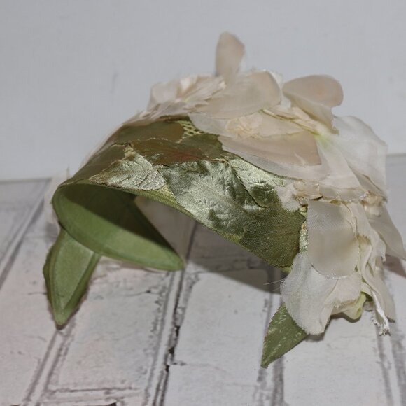🌿 Beautiful Vintage Green & Satin White Flower Hat Headband – Botanical Beauty - Picture 4 of 7